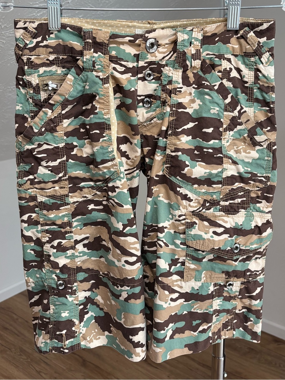 Joie California y2k style lowrise, camo cargo shorts with button fly. Size 24